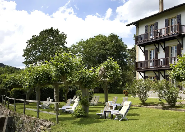 Les Jardins De Bakea 4*